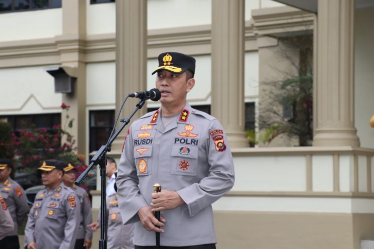 Irjen Pol Rusdi Hartono memimpin secara langsung apel perdana Polda Jambi. (Dok Foto: Div Humas Polda Jambi)