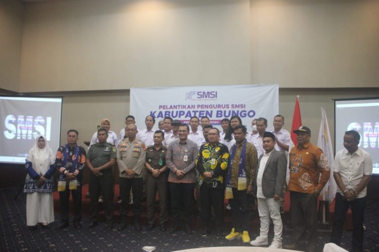 Kadis Komimfo Provinsi Jambi, Ariansyah,Foto Bersama Jajaran SMSI (Dok Foto:Humas SMSI)