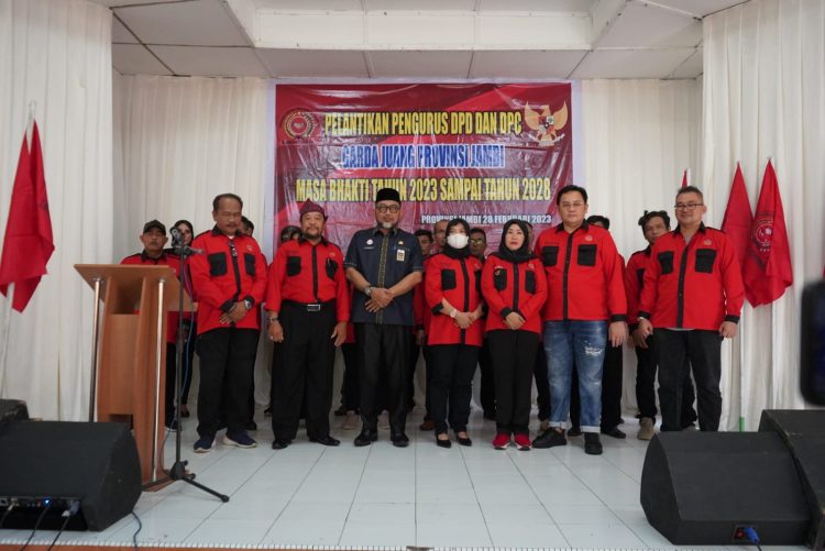 Sekda Prov.Jambi Sudirman Foto Bersama Farhat Abbas dan Para Garda Juang Indonesia (Dok Foto:Kominfo Jambi)