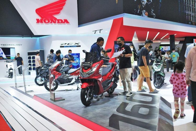 Para Pengunjung berbondong-bondong lihat Motor Honda AHM Di mall Jakarta (Dok Foto :Humas AHM )