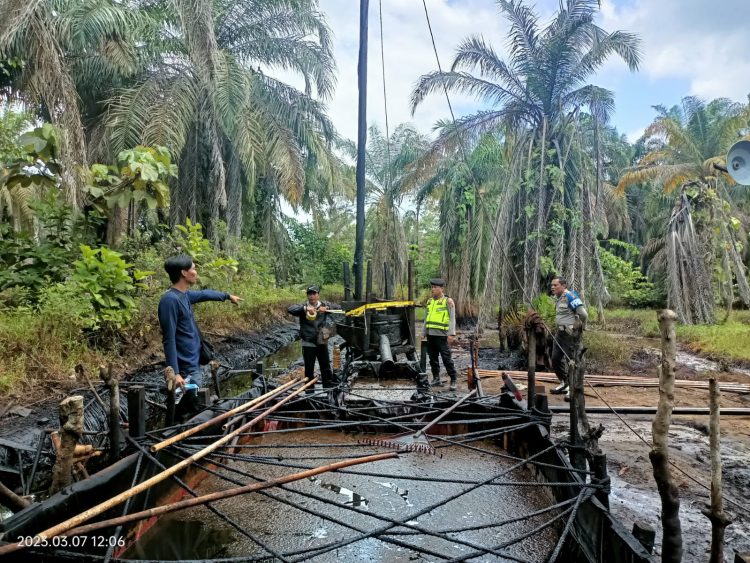 Polda Jambi Ke TKP Minyak Ilegal Muaro Jambi (Dok Foto:Humas Polda Jambi)