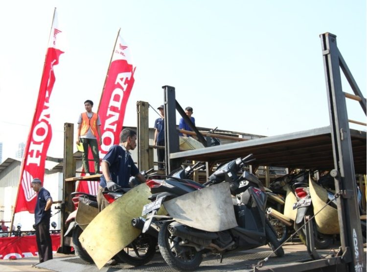 AHM_01-03: Konsumen sepeda motor Honda berpartisipasi mengikuti program Mudik dan Balik Bareng Honda (MBBH) yang diselenggarakan di tahun 2019. (Dok Foto :Humas Ahm)