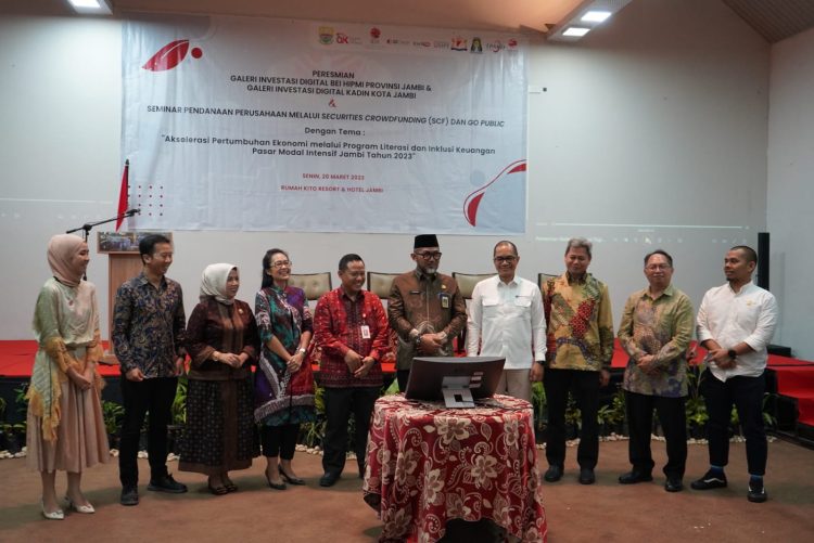 Sekda Provinsi Jambi Sudirman Beserta Ojk, Bank Indonesia dan para tamu lainnya melakukan Foto Bersama (Dok Foto: Humas Komimfo Jambi)