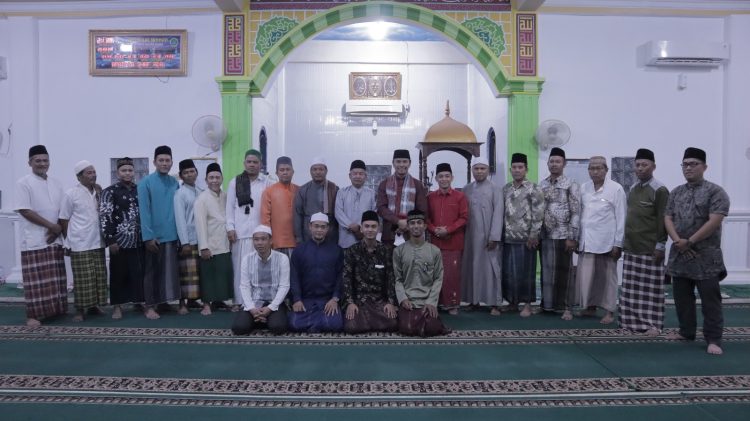 Ketua DPRD Prov.Jambi Foto bersama pengurus Masjid Kasang Pudak (Dok Foto:Humas DPRD Prov.Jambi)