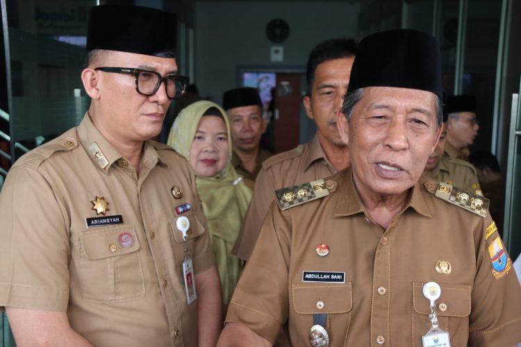 Wagub Jambi Sani Didampingi Kadis Komimfo jambi Ariansyah Saat diwawacarai Awak Media (Dok Foto:Komimfo Jambi)