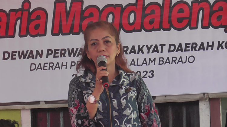 Anggota DPRD Maria Magdalena Dapil Alam Barajo memberi sambutan (Dok Foto:Chr Ramnews.id)