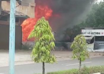 Tampak Api Membesar Melalap Bengkel Bubut (Dok Ist)