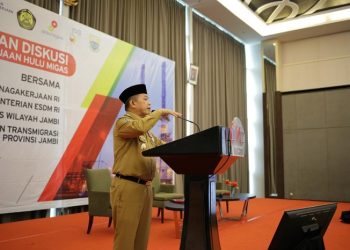 Gubernur Al Haris saat menyampaikan kata sambutan pada Diskusi yang diadakan SKK Migas dan Petrochina, di Swiss-Belhotel Jambi, Senin (27/03/2023). [Dok. Tania]