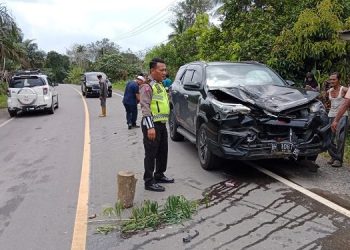 obil Toyota Fortuner yang ditumpangi Wakil Ketua DPRD Tanjab Barat terlibat kecelakaan dengan pesepeda motor Yamaha Mio M3 Nopol BH 5004 JD (Dok Foto:Hn Ramnews.id)