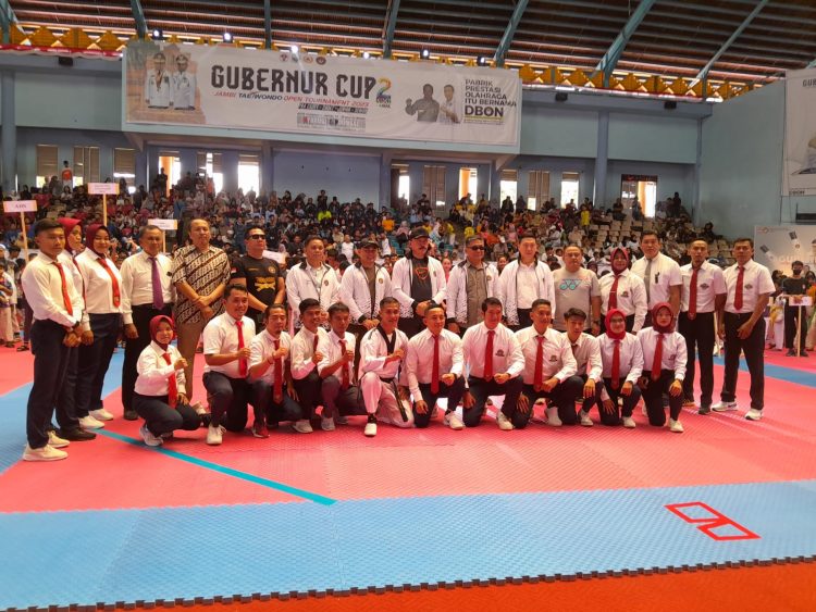 Ketua Koni Jambi Budi Setiawan Foto Bersama Pemerintah dan panitia Ajang Gubenur Cup II 2023 Taekwondo (Dok Foto:Chr Ramnews.id)