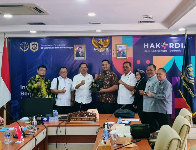 Komisi III DPRD Prov. jambi Foto Bersama Dirjen Perhubungan Darat (Dok Ist)