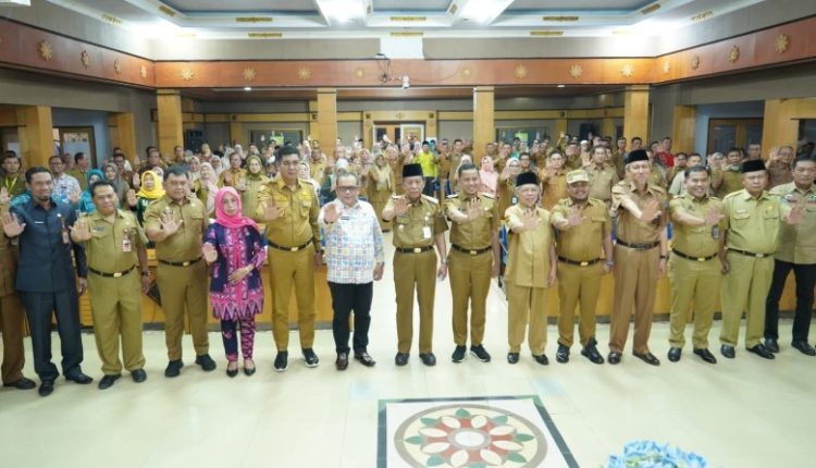 Sekda Muaro Jambi Foto Bersama Wagub jambi dan Para Pemda Sekabupaten dan Kota Provinsi Jambi (Dok Foto Komimfo Muaro jambi)