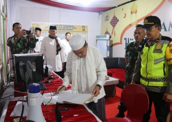 Gubernur Jambi Al Haris cek Jurnal Pos Pengamanan (Dok Foto:Komimfo Jambi)