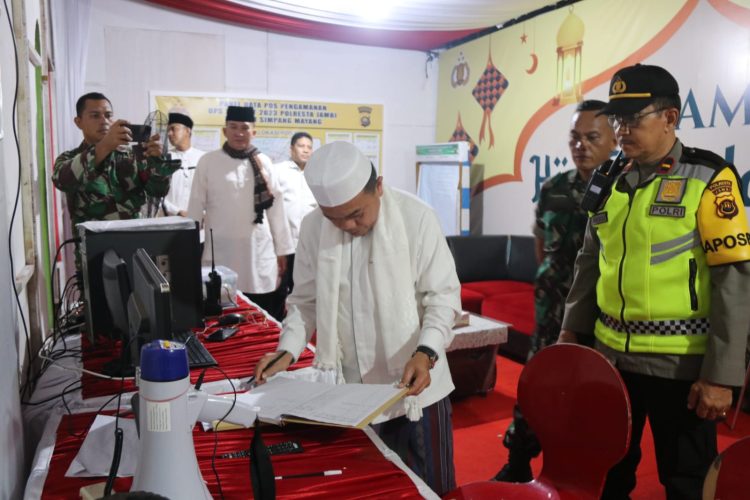 Gubernur Jambi Al Haris cek Jurnal Pos Pengamanan (Dok Foto:Komimfo Jambi)