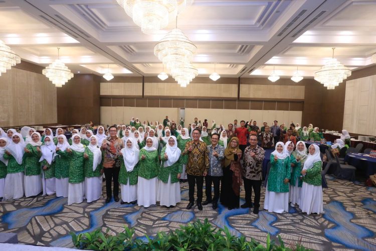 OJK Foto Bersama Dengan Anggota Fatayat NU (Dok Foto Humas OJK )