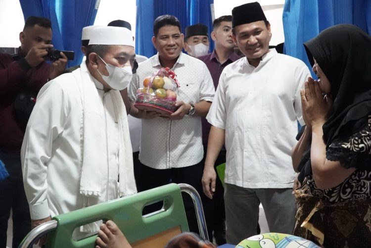 Gubernur Jambi Al Haris Mengujungi Pasiesn RSUD Mattaher(Dok Foto:Komimfo Jambi)