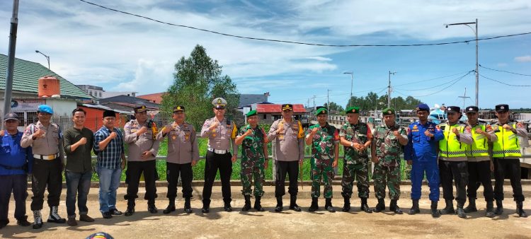 Kapolres Tanjab Timur Foto Bersama Anggota Dalam Pengecekan Pos Pam (Dok Foto:Humas Polresta Tanjab Tim)