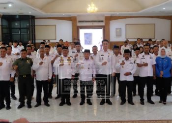 PJ Bupati dan Gubernur Jambi Foto bersama Pelantikan DPC APDESI dan Forum Kades Kabupaten Muaro Jambi Periode 2023-2028 (Dok Foto:Komimfo Muaro jambi)