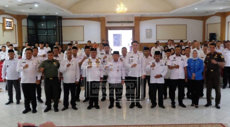 PJ Bupati dan Gubernur Jambi Foto bersama Pelantikan DPC APDESI dan Forum Kades Kabupaten Muaro Jambi Periode 2023-2028 (Dok Foto:Komimfo Muaro jambi)