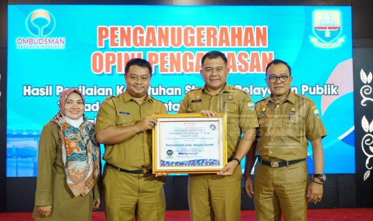 Sekretaris Daerah muaro jambi yang juga selaku Pelaksana Harian Bupati Muarojambi budhi Hartono,S Sos, MT menerima penghargaan Predikat Kepatuhan Standar Pelayanan Publik Tahun 2022 dari Ombudsman RI.(Dok Foto:Komimfo Muaro jambi)