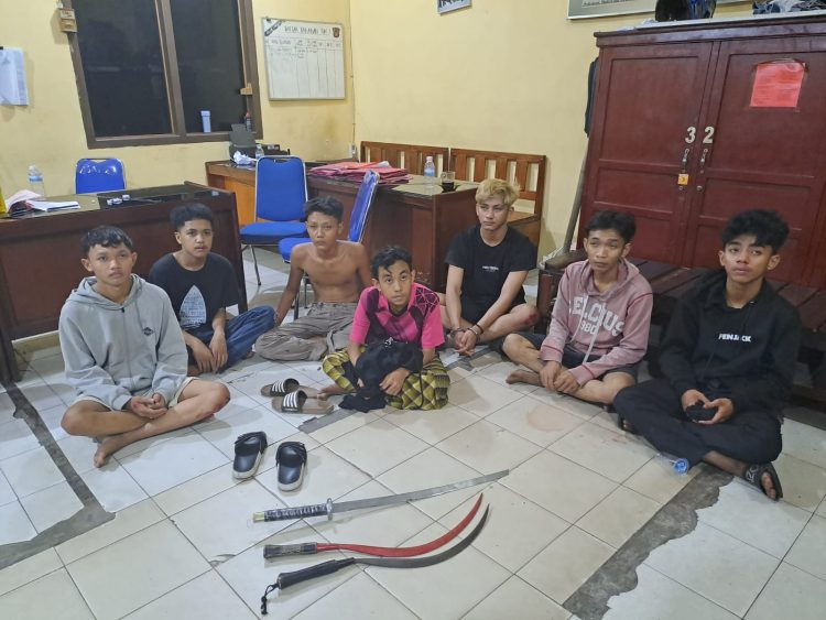 Tampak Pelaku Diduga Geng Motor dan Barang Bukti Sajam Ditahan oleh Polsek Jambi Selatan (Dok Foto:Humas Polsek Jambi Selatan)