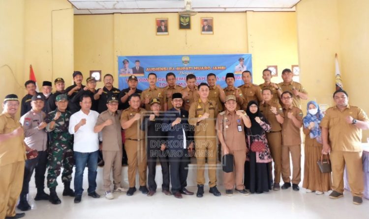 Pj Bupati Muaro Jamb Foto Bersama Kunker Ke Sungai Bahar di Aula Kantor Camat Sungai Bahar, Senin (6/3/23). (Dok.Kominfo)