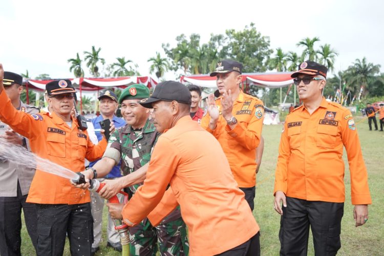 Tampak Pj Bupati menyasikan Ilutrasri Penyirama Kebakaran Hutan (Dok foto:Komimfo Muaro Jambi)