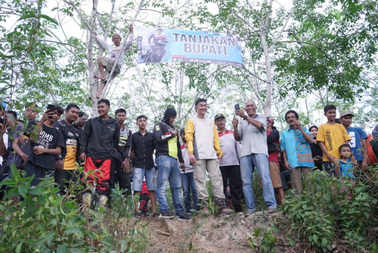 Penjabat bupati muaro jambi, Bachyuni Deliansyah, SH., MH., melepas secara resmi peserta Trail Adventure (Dok foto:komimfo Muaro Jambi)