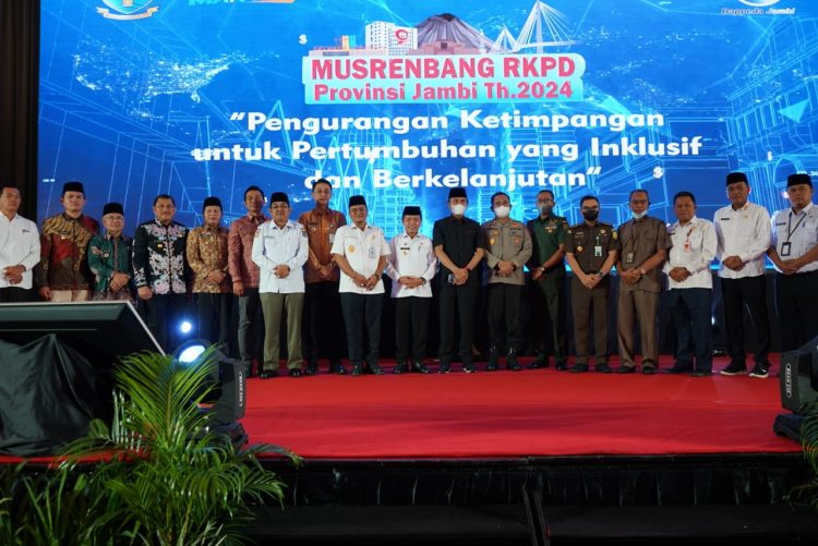 Gubernur Jambi Foto Bersama Para Kepala Pemerintah Se Provinsi Jambi. (Dok Foto:Humas Komimfo Jambi)