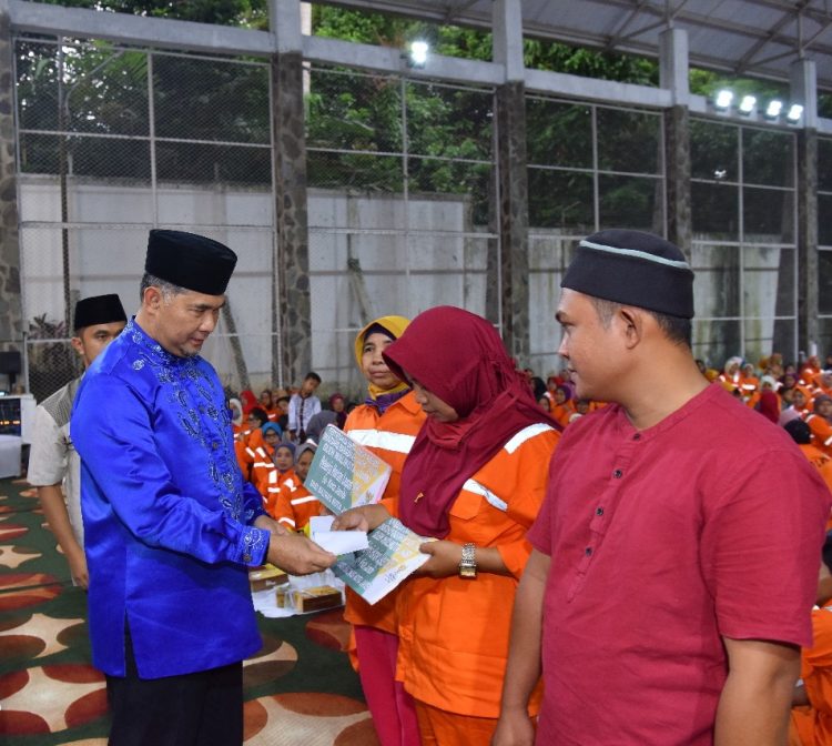 Walikota Jambi Fasha Memberikan Bantuan Kepada Non Asn.(Dok Foto:Komimfo Kota Jambi)