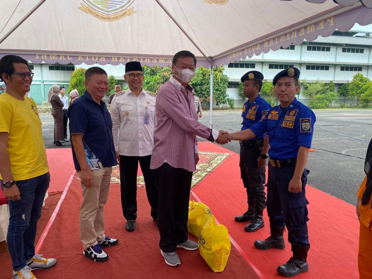 Walikota  Jambi Mengahdiri Pembagian sembako PT.Sinar sentosa. (Dok Foto:Humasa komimfo Kota Jambi)
