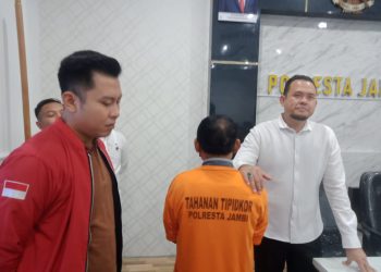 Tampak mantan Kepsek SMAN 8 kota Jambi Menggunakan Kaos Orange (Dok Foto:Humas Polres Jambi)