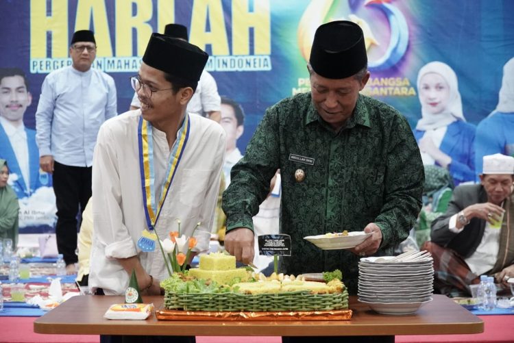 Pemotongan tumpeng Wagub Sani Dan Ketua PMII Jambi (Dok Foto:Komimfo Jambi)