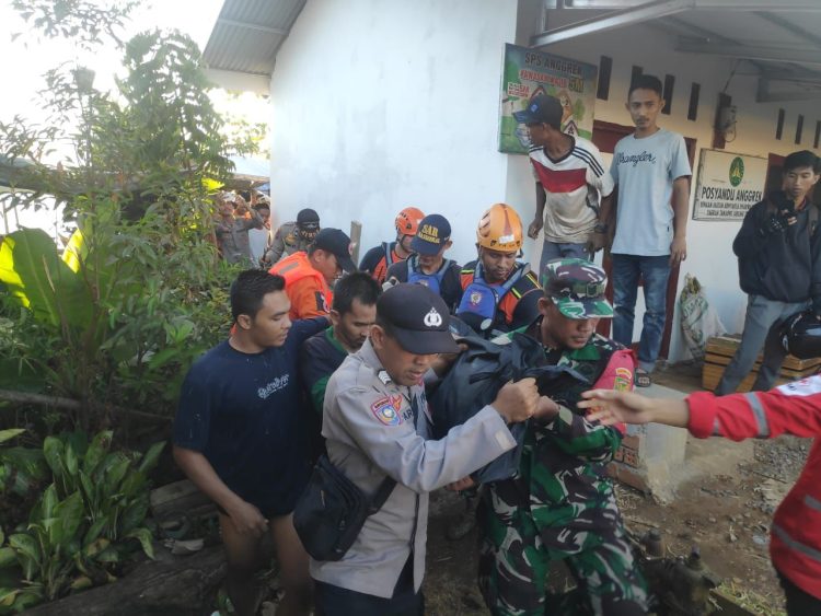 Tim Sar Gabungan Mengevakuasi Korban Tenggelam yang Berhasil Ditemukan (Dok Foto:Humas Basarnas Jambi)