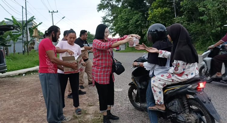 Tampak Anggota PSI Jambi berbagi Takjil (Dok Foto:Dnd Ramnews.id)