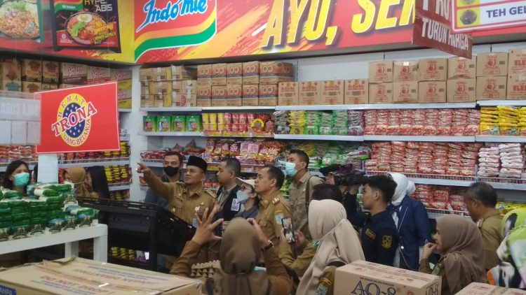 Tampak Wawako Jambi Maulana melihat Langsung ketersediaan Pangan Salah satu Mall Di Kota Jambi (Dok Foto:Chr Ramnews.id)