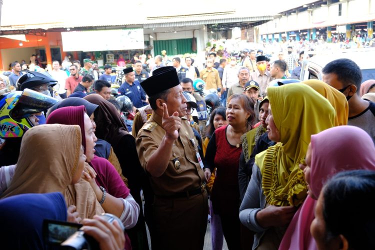 Wagub Jambi Menyapa Dan ngobrol Bareng Bersam para warga dan Pedagang Pasar Angso Duo Kota Jambi (Dok Foto:Komimfo Jambi)