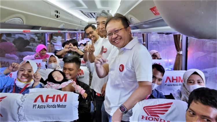 AHM_MBBH01&02: Jajaran manajemen AHM, Kementerian Perhubungan RI, dan Kepolisian Resort Metro Jakarta Utara melepas bus Mudik Bareng Honda 2023 (Dok foto:Humas AHM)