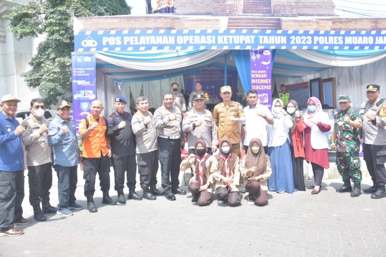 Wakapolda Jambi Foto Bersama Pj Bupati Muaro Jambi di pos Ops Ketupat (Dok foto:Humas Polda Jambi)