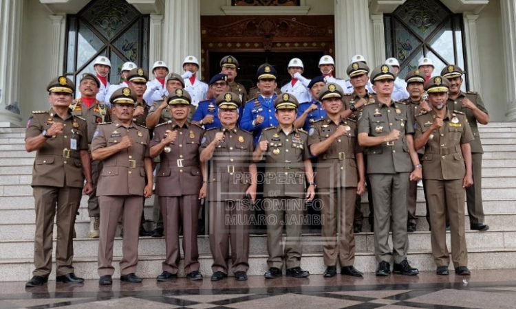 Pj Bupati Muaro Jambi Mengikuti Upacara HUT Satpol PP dan Damkar Tingkat Provinsi Jambi di lapangan kantor gubernur provinsi jambi. Senin (13/3/2023). (Dok.Kominfo)