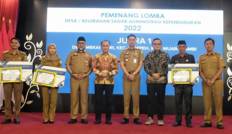 Pj Bupati Muaro Jambi, Bachyuni Deliansyah saat menerima Seritifikat Penghargaan Desa Terbaik I Kepada Pemerintah Kabupaten Muaro Jambi (Dok foto:Komimfo Muaro Jambi)