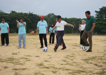 Wagub Sani bersam Bupati Batanghari Membuka acara dengan menendang bola (Dok Foto:Komimfo Jambi)