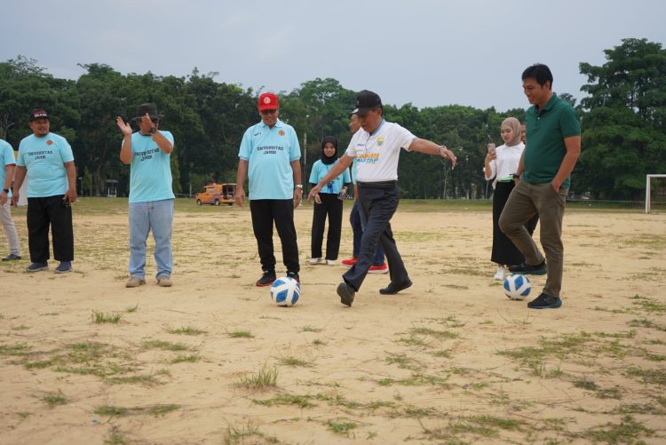 Wagub Sani bersam Bupati Batanghari Membuka acara dengan menendang bola (Dok Foto:Komimfo Jambi)