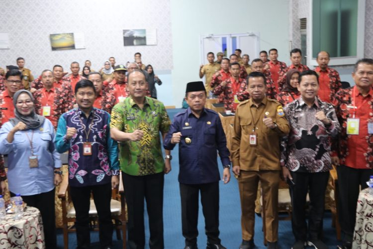 Gubernur Jambi Foto Bersama Didampingi Kadispora Jambi (Dok Foto:Kominfo Jambi)