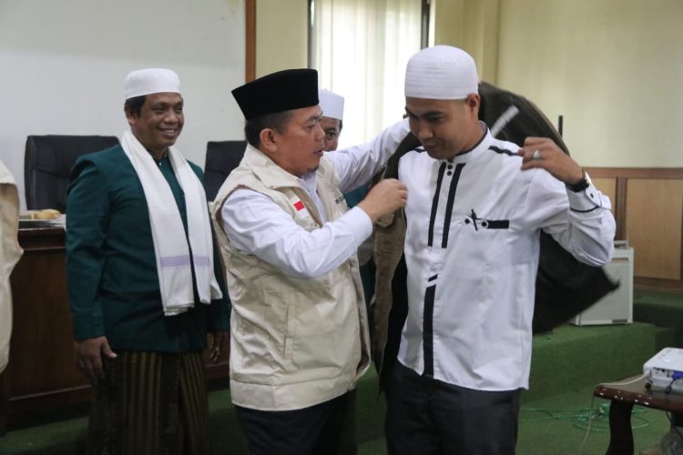 Gubernur Jambi memasangkan rompi kepada penceramah (Dok Foto:Komimfo Jambi)