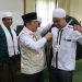 Gubernur Jambi memasangkan rompi kepada penceramah (Dok Foto:Komimfo Jambi)