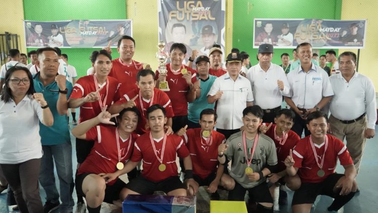 Gubernur Jambi Foto bersama Juara 1 Lga Futsal Buru Mayday 2023 (DokFoto:Komimfo Jambi)