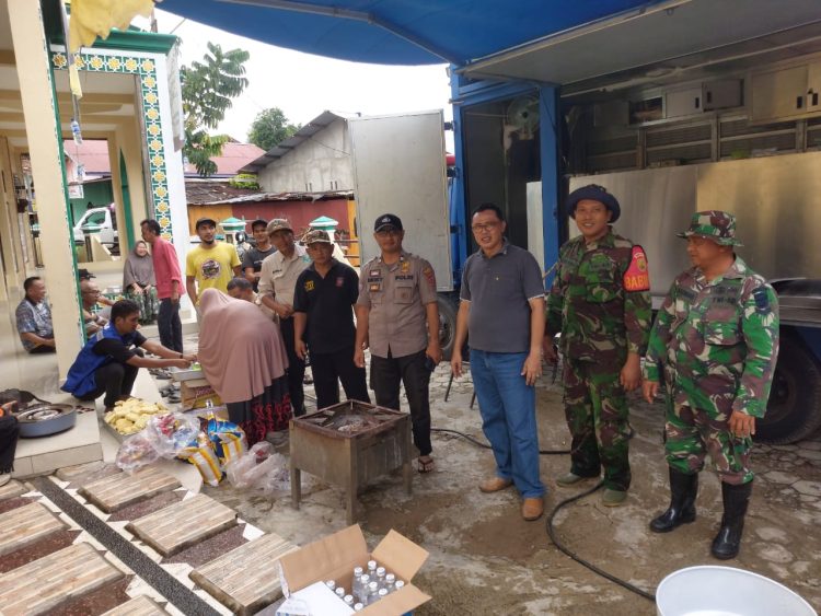 Kadis Dinsos BersamaTim Gabungan Terliha Menyiapkan dapur darurat Paska Banjir (Dok Foto:Ist)