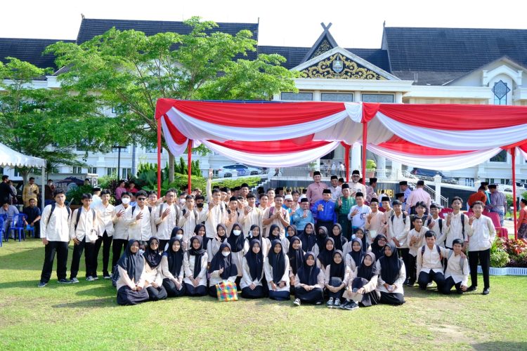 Gubernur Jambi Al Haris Bersama Wagub Jambi Foto Bersama Siswa-Siswi SMAN Kota Jambi (Dok foto:Komimfo Jambi)