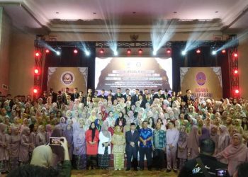 Istri Gubernur Jambi Foto bersama Kepsek SMAN 9 Kota Jambi dan para Guru Serta Siswa (Dok Foto:Chr Ramnews.id)